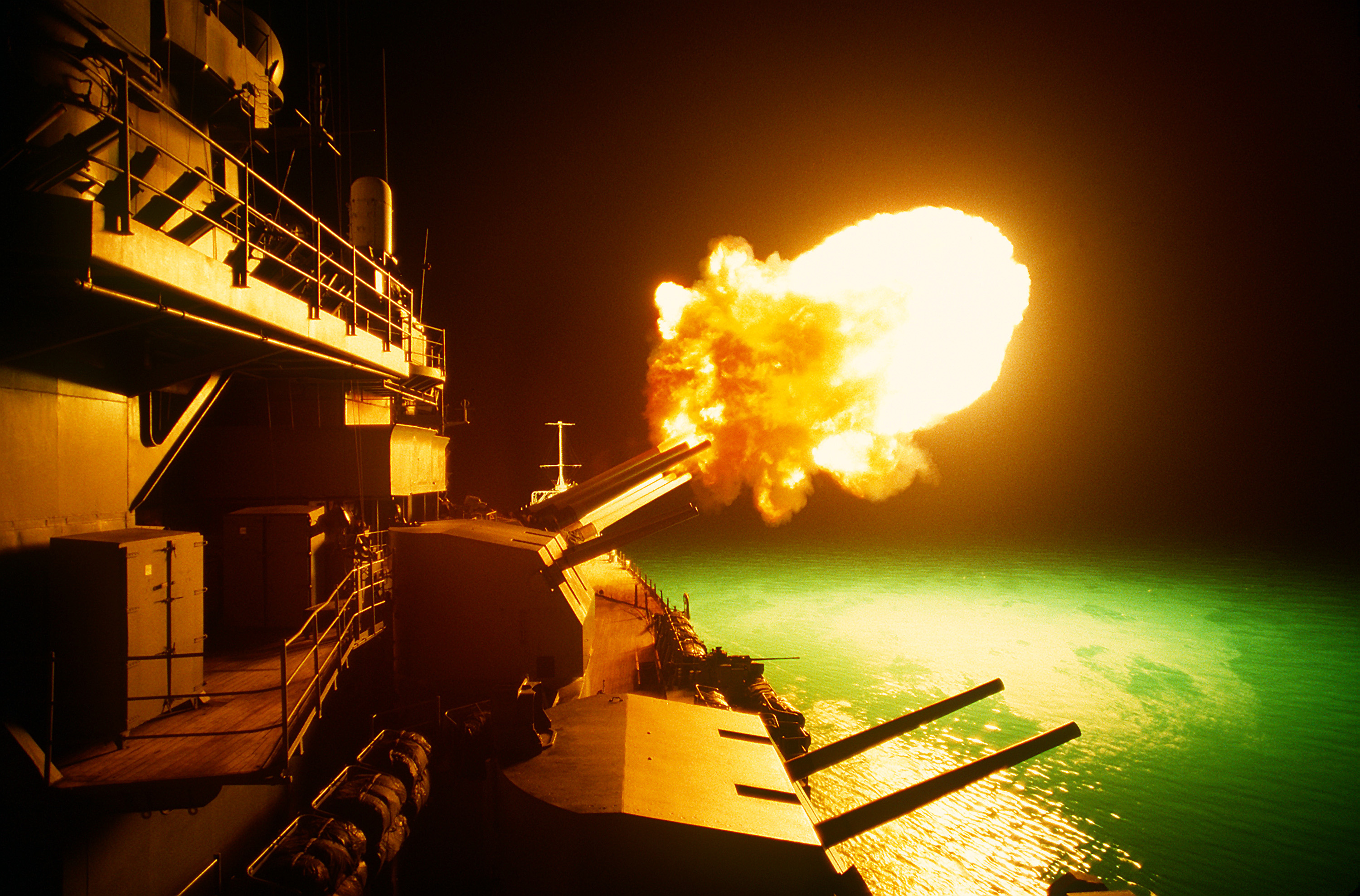 USS_Missouri_firing_during_Desert_Storm%