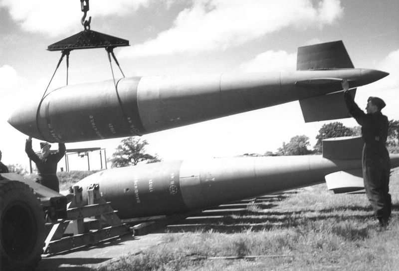 Файл:1368843085 tallboy-earthquake-bombs.jpg