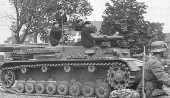 Tank Crew Body Recovery c.1940s [595x595] : r/HistoryPorn