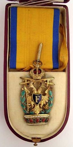 Rad_eleznej_koruny_II._tr._s_me_mi_a_vojnovou_dekor_ci_2.jpg