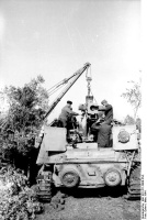Replacment_of_the_gun_on_Nashorn_somewhere_in_northern_Italy,_1944.jpg