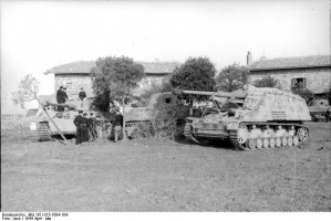 Nashorn_in_Italy,_AprilMay_1944.jpg