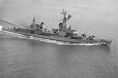 USS_Basilone_-28DD-824-29_underway_in_1964.jpg